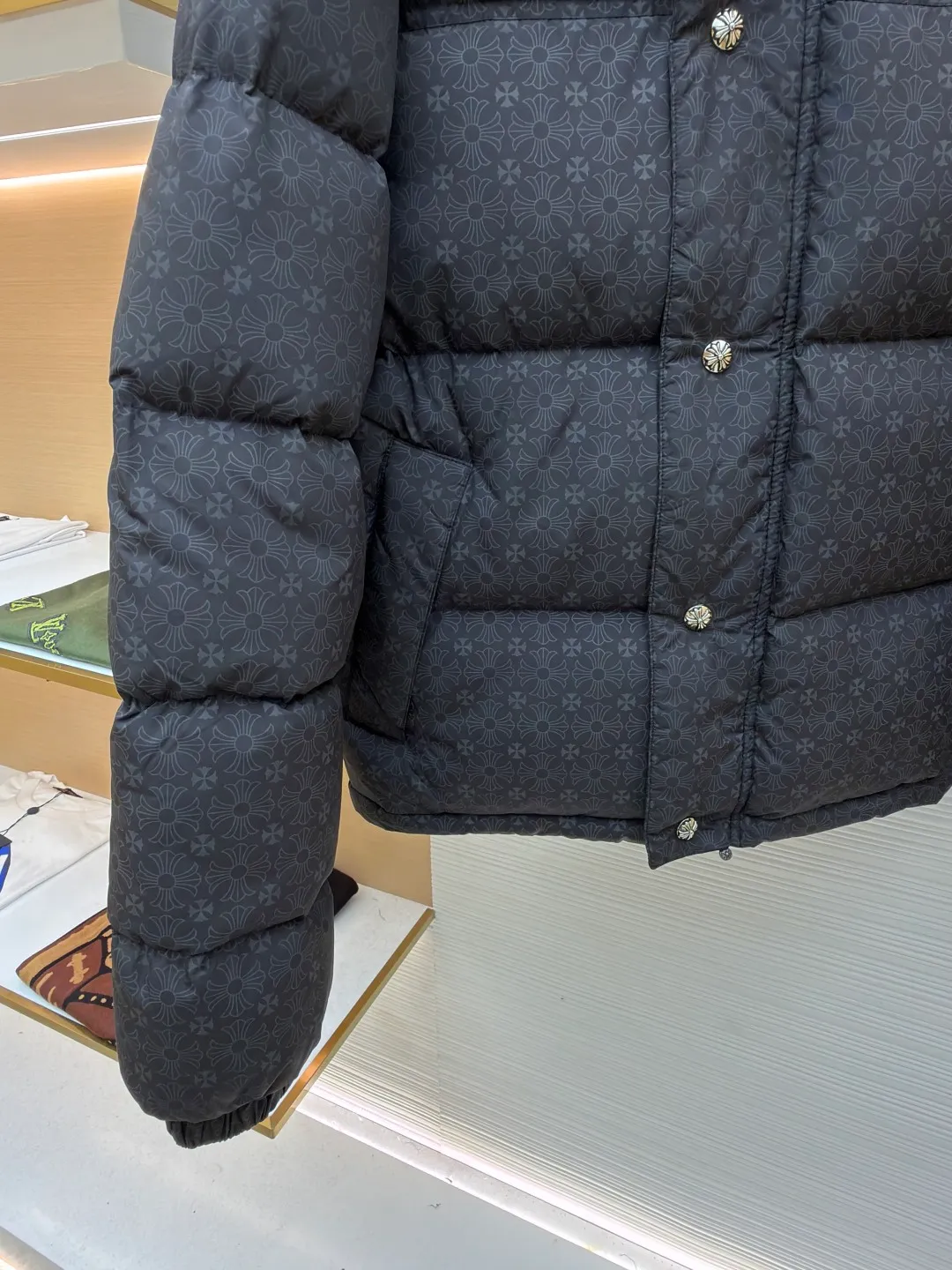 Chrome Hearts Dark Pattern Silver Buckle Down Jacket ●Item No.: 1680822-D60 ●Fabric: Nylon Fabric ●Technology: Handmade Tailoring ●Version: Fitted ●Weight: Approximately 915g ●Size: S-M-L-XL ●Description: Made of imported nylon printed dark pattern fabric, high neckline to prevent wind and cold, double-layer liner to prevent velvet, excellent warmth retention Counter-position tailoring, double placket zippers and snap buttons, hand-stitched genuine leather main label, every detail reveals low-key luxury! The top version, with an internal charge of about 380 grams, national standard 95 white goose down, fluffy and warm, feels good, and the upper body is not bloated and can be controlled at will. The version is restored, and all kinds of hardware accessories, cross zippers, are all customized and molded, oxidized and distressed! The overall wiring is straight and delicate, the fabric is comfortable and soft, and the color is consistent without color difference. It can be matched with the same style to create a fashionable look and control various occasions. Customized accessories, complete with three standards, same style for men and women!
